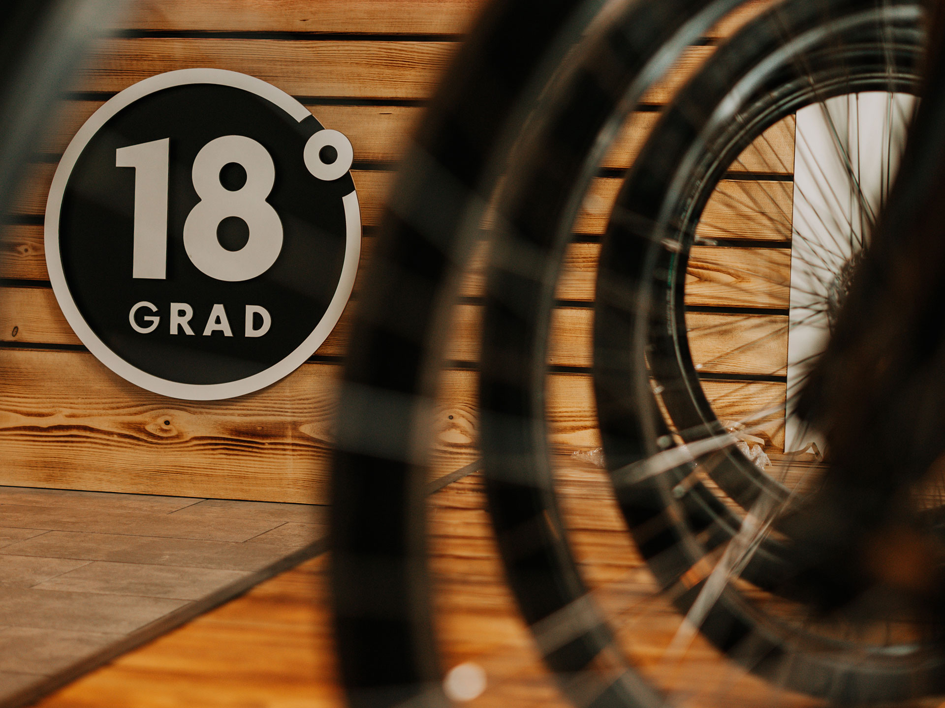 18° GRAD Logo hinter Fahrradreifen